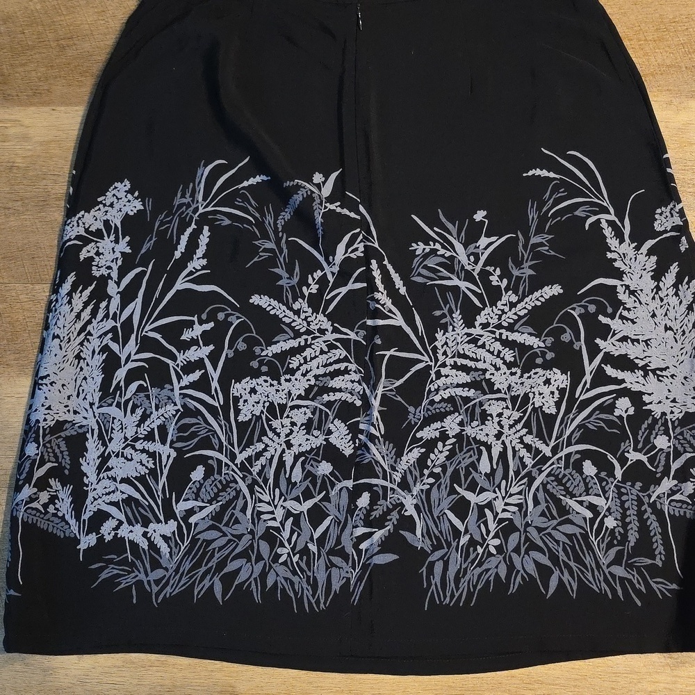Old Navy- Black & Gray Floral A-Line Skirt. Size 16 - Picture 4 of 4